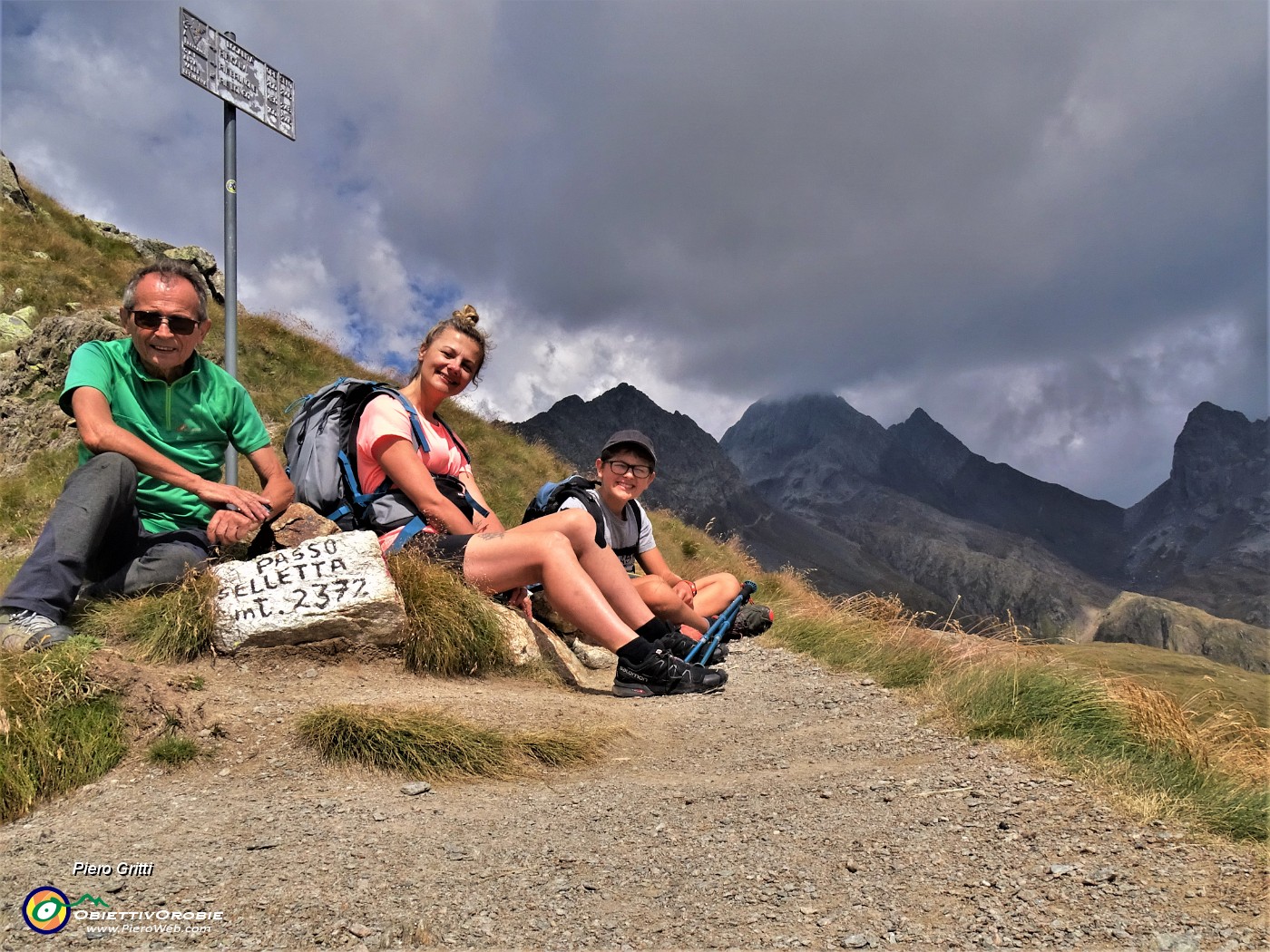 58 Al Passo della Selletta (2372 m) con vista su da sx Rondenino, Diavoli, Poris.JPG